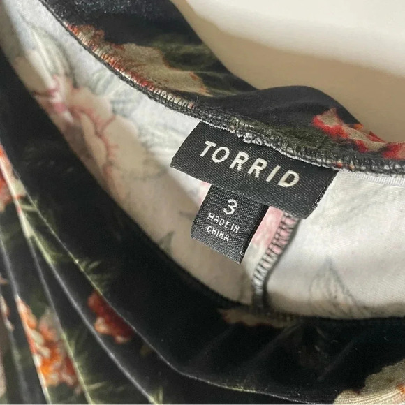 Torrid Floral Print Velvet Off Shoulder Bell Sleeve Top Size 3 - Picture 5 of 8